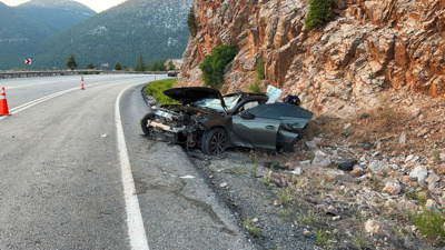 Antalya’da otomobil kontrolden çıktı: 1 ölü, 2 yaralı