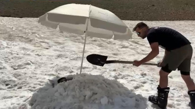 40 derece sıcaklıktan kaçıp kendini kara gömdürdü: Üzerine pekmez döküp yediler