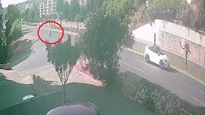 Yolun karşısına geçmek isteyen yaşlı kadına otomobil çarptı! Kaza saniye saniye kaydedildi
