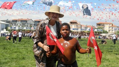 Er meydanına çıkınca herkes ona bakıyor! Afrikalı Türk çocuğu Arap Osman lakabını aldı