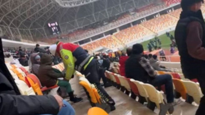 Tribünde üşüyen çocuğa çorabını veren polis memuruna TFF'den Fair Play Ödülü