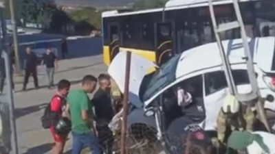 Sultanbeyli'de İETT otobüsü ile otomobil çarpıştı: 1'i bebek 4 yaralı