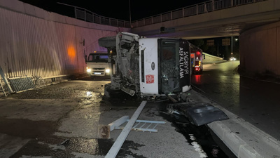 Avcılar'da asfalt kamyonu alt geçide düştü: 1 yaralı