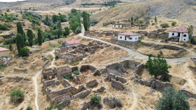 Herkes terk etti onlar gitmedi: Koca köyde sadece bir aile kaldı