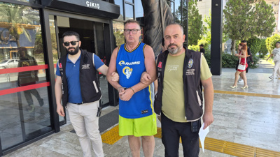 Türk bayrağına tüküren İngiliz turist tutuklandı