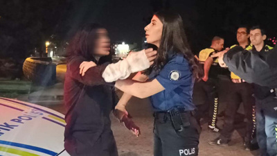 Ters yönde ilerlerken yakalandı: Polislere saldırıp gazetecilere tükürdü
