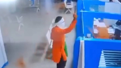 Müşteri kılığında bankaya girdi! Çalışanların yüzüne biber atıp paralarla kaçtı