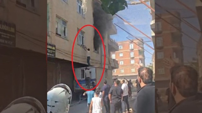 Alevlerin ortasında kalan kadını vatandaşlar kurtardı: O anlar kamerada