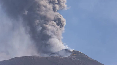Etna yeniden patladı, hava trafiği durdu! Sicilya’da havalimanı uçuşlara kapatıldı