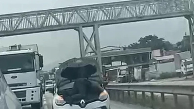 Eşine az rastlanır tehlikeli olay: Kaputu açık otomobilin üstünde yolculuk! Kimse anlam veremedi