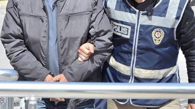 Kendisini polis olarak tanıttı milyonluk vurgun yaptı: Kuyumcuda yakalandı