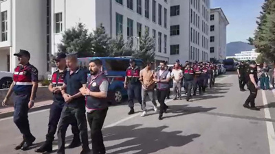 Hırsızlık şüphelileri adliyeye getirildi yakınları yüzlerine tükürdü