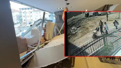 Yıkılan binanın altında kalmaktan son anda kurtuldular! Ölüm saniyelerle teğet geçti