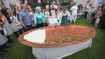 Tam 3 metrelik yaptılar, 50 kilo eti kapış kapış yediler: Gören koştu!
