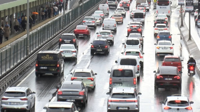 İstanbul'da yağmur trafiği kilitledi: Devrilen TIR TEM'i tıkadı