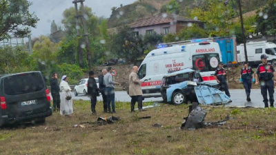 Minibüsle çarpıştı otomobil ikiye bölündü! Sürücü hayatını kaybetti
