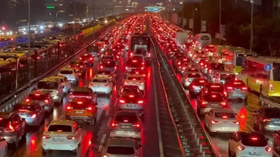 İstanbul'da iki yaka da kilitlendi: Yollar doldu taştı!