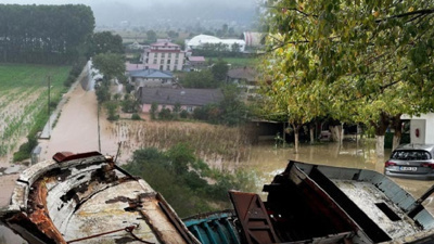 Yurdun dört bir yanında sağanak! Deniz karayla birleşti, yollar çöktü, tekneler zarar gördü