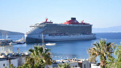 Dev kruvaziyerden inen binlerce turist Bodrum’a akın etti