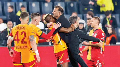 Galatasaray'da Okan Buruk kararı belli oldu! "Çok net bilgi" diyerek Osimhen'i duyurdu