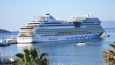 Tam 253 metrelik dev gemi limana yanaştı: Binlerce turist ilçeye akın etti