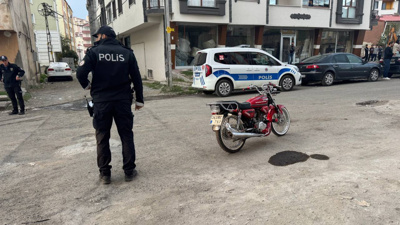 Evlerinin önünde anne ve oğlunu vurdu: Motosikletini bırakıp kaçtı!