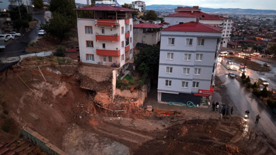 Deprem bölgesinde toprak kaydı, 2 bina acilen boşaltıldı: Müteahhit kaçtı!