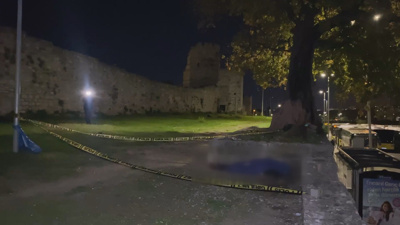 Yoldan geçenler fark etti! İstanbul'da surların dibinde erkek cesedi bulundu