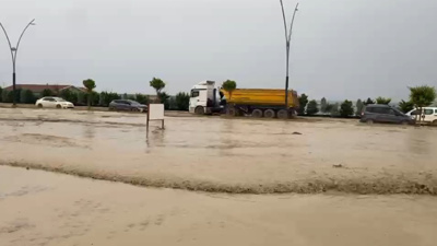 Yollar göl oldu mahsul su altında kaldı