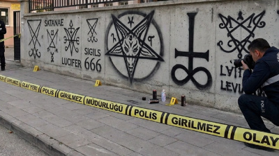 Lise duvarına satanizm sembolleri çizildi! Ekipler harekete geçti