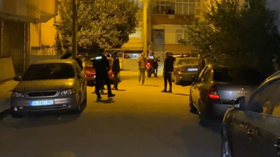 Sokak ortasında motosikletli saldırgan dehşeti: Dükkan önünde otururken vuruldu