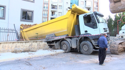 Freni boşalan hafriyat kamyonu binaya daldı! Korku dolu anlar kamerada