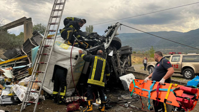 Kargo kamyonu 25 metreden uçtu: Parçaları dört bir yana dağıldı!
