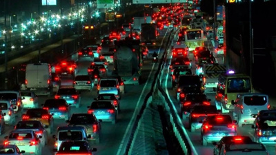 İstanbul kırmızıya boyandı, köprüler tıklım tıklım: Yüzde 80'e dayandı!
