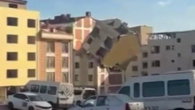 Yıkım sırasında korku dolu anlar: Bina askıda kaldı