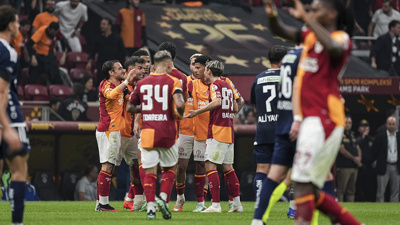 Galatasaray'da kararını resmen açıkladı: Takımda kalacak