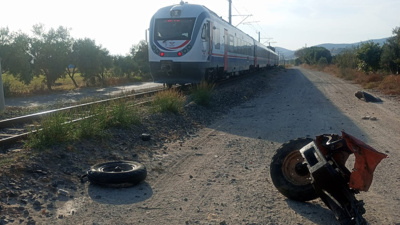 İzmir'de traktöre yolcu treni çarpması sonucu 2 kardeş yaralandı