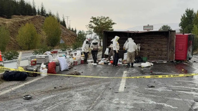 Bal ve arı yüklü koca kamyonet devrildi: Ekipler tek tek topladı, 3 kişi yaralandı!
