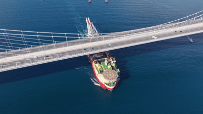 Dev gemi Boğaz’dan geçti: Trafiği çift yönlü durdurdular!