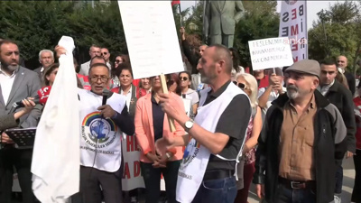 Emeklilerden iktidara kefenli tepki: Bu ülkeyi yönetenlere 'bunu alın siz giyin' diyoruz