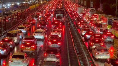 İş çıkışı, dev maç ve yağış trafiği kilitledi: Yoğunluk yüzde 80'i aştı!