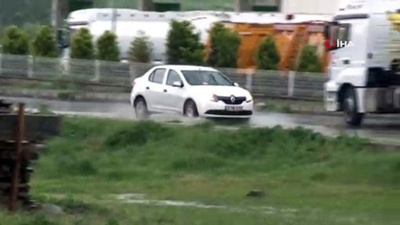 Arnavutköy'de sağanak yağış etkili oluyor
