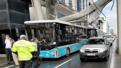 Avcılar'da üst geçidin altındaki elektrik kabloları halk otobüsünün üstüne devrildi