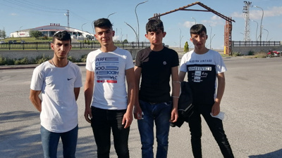 Düğün konvoyunun önünü kesen gençler darp edildi