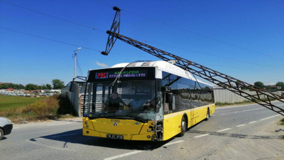 Otomobilin çarptığı elektrik direği İETT otobüsünün üstüne devrildi: 3 yaralı