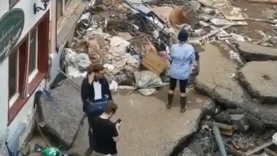 Temizlik yapmış gibi görünmek için üzerine çamur sürdü: Alman gazeteci görüntüler ortaya çıkınca işten kovuldu