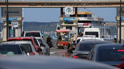 Çanakkale feribot iskelesinde dönüş yoğunluğu