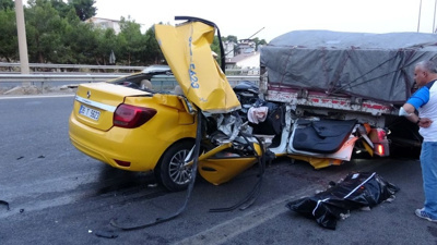 İzmir'de taksi TIR'a çarptı: 1 ölü, 2 ağır yaralı