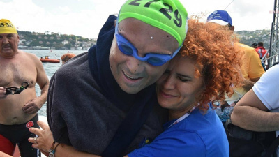 İki kolunu kazada kaybeden Avcılar Belediye Başkanı Hançerli, Boğaz'ı yüzerek geçti