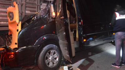 Tiyatro ekibini taşıyan minibüs, TIR'a çarptı: 3 ölü, 8 yaralı